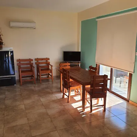 Joanna Sunset Apts Pomos